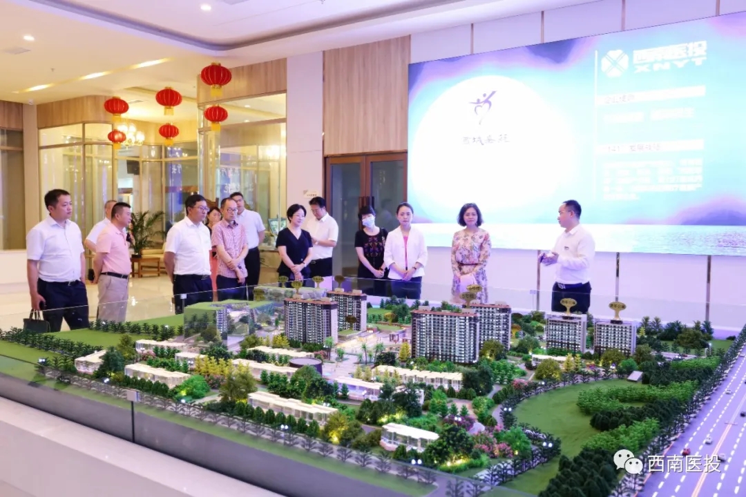四川省商務(wù)廳唐燕副廳長調(diào)研春江酒城嘉苑項(xiàng)目