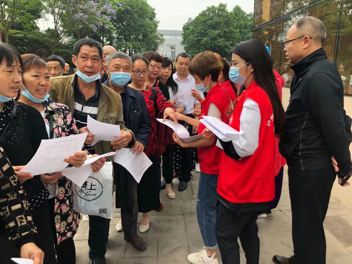 西南醫(yī)投集團(tuán)醫(yī)藥公司黨支部 開展“我為群眾辦實(shí)事”實(shí)踐活動(dòng) —助力新冠疫苗接種 志愿服務(wù)在行動(dòng)